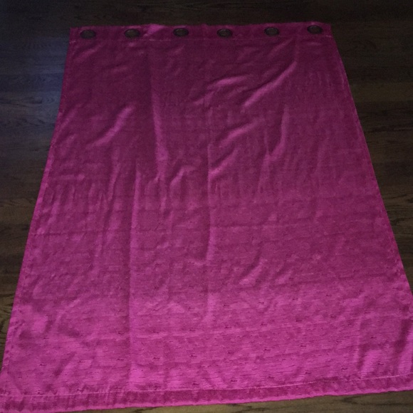 1 Curtain & 1 Rug - Picture 4 of 5